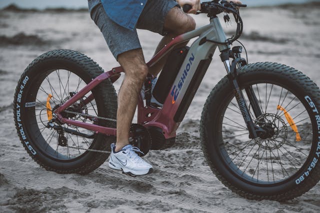 Fat Tire Electric Bikes vs. Traditional Mountain Bikes – What’s the Difference?