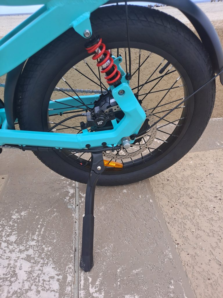 Mooncool POP rear coil suspension, tire and disc brake